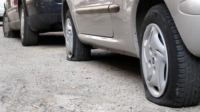 Multato anche se l'auto era vandalizzata. Risponde agli agenti che non lo "graziano"