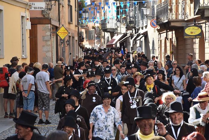 Cannobio: la festosa invasione degli spazzacamini - Foto