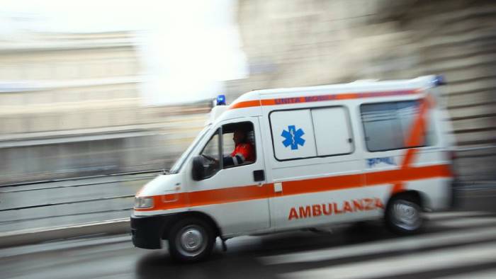 Scontro auto-moto sulla statale del lago, centauro in ospedale