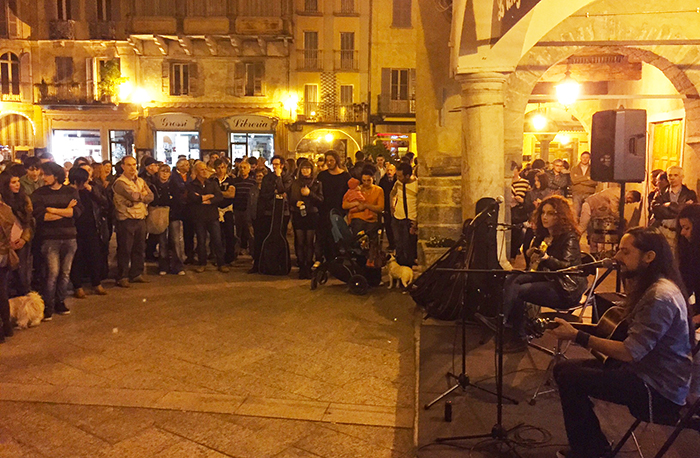 Domo celebra la Liberazione ballando e cantando in piazza. Fotogallery