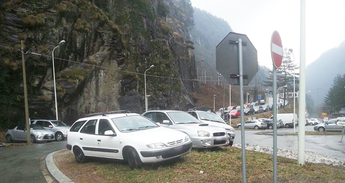 Posteggio selvaggio alla stazione di Iselle: "Faremo le multe"