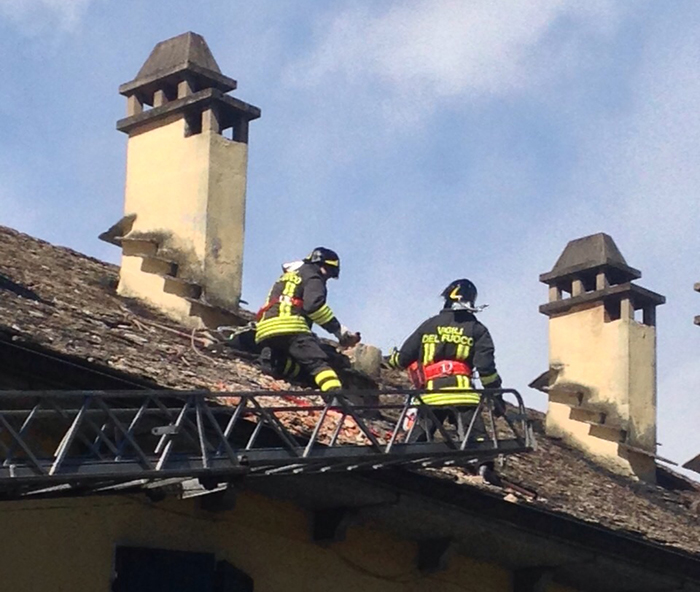 Continua il forte vento in Ossola, cade un camino al Villaggio Sisma